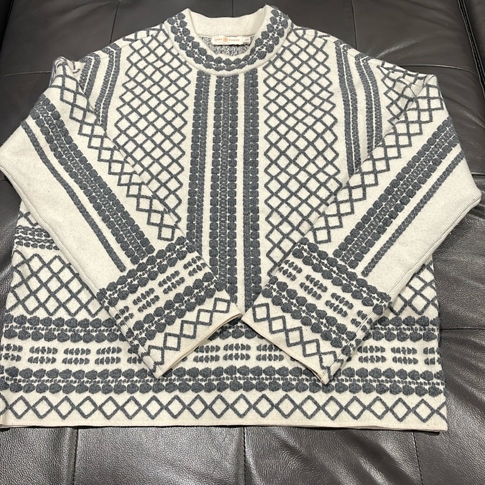 FALL CLEARANCE 🔥🔥 
Tory Burch sweater sz L